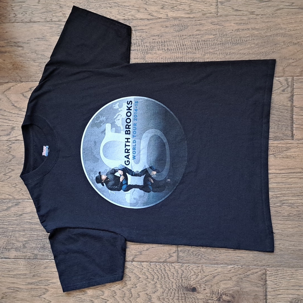 Garth Brooks World Tour 2014-15 Concert Tee Shirt Size Medium.